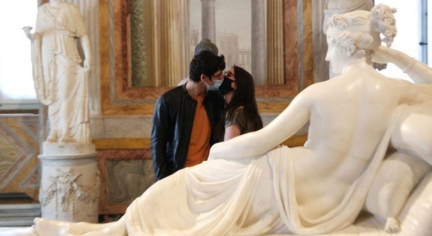 Innamorati alla Galleria Borghese nel giorno della riapertura dopo il lockdown (foto di FRANCESCO TOIATI)
