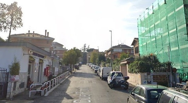Roma, cade dal balcone per evitare il controllo: morto un domestico in via Due Ponti. Si indagava su un giro di cocaina