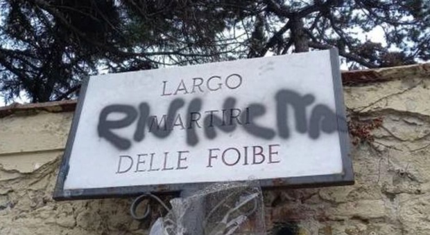 Firenze, imbrattata la targa in memoria delle Foibe. La denuncia FdI «Gesto ignobile»