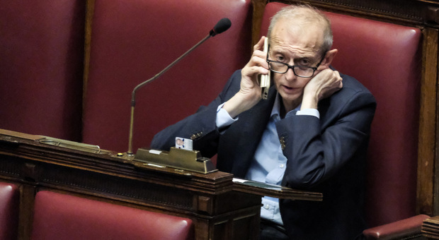 Piero Fassino denunciato per furto: «Ha tentato di rubare un profumo al duty free di Fiumicino»