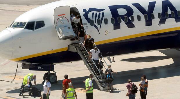 Ryanair, rissa durante il volo per la disposizione dei posti: l'aereo (diretto in Marocco) dirottato a Londra