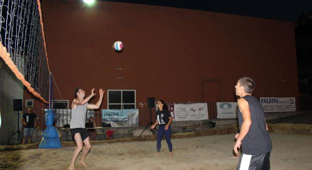 Ragazzi impegnati in un torneo di beach volley