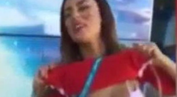 Mondiali, tutti pazzi per la Nunez: la sexy giornalista mostra il seno dopo un gol