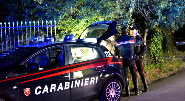 Roma, fanno saltare il bancomat ma arrivano i carabinieri e il colpo fallisce: ladri in fuga