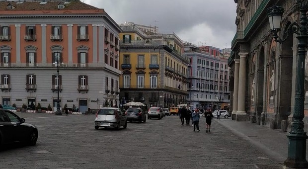 Caos a Napoli, la rivolta del Plebiscito: la piazza è violata dalle auto