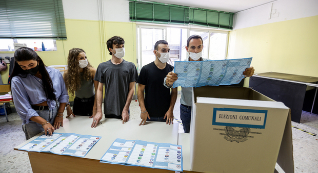 Elezioni 2021, a Napoli e provincia regge l'asse Pd-M5S: cinque sindaci su nove eletti al primo turno