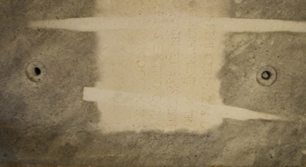 La pietra tombale della famiglia Cernazai ritrovata dai carabinieri del Tpc di Udine a Povoletto