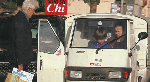 Kasia Smutniak, Domenico Procacci e il piccolo Leon: in giro per la Capitale con l’Ape car