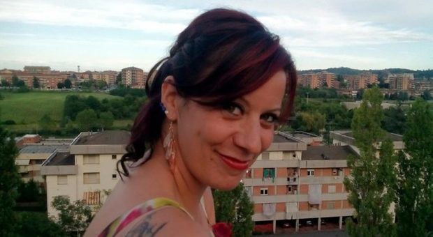 Maestra 41enne uccisa in casa a martellate: fermato un amico. «Ha confessato il movente passionale». L'uomo ha tentato il suicidio