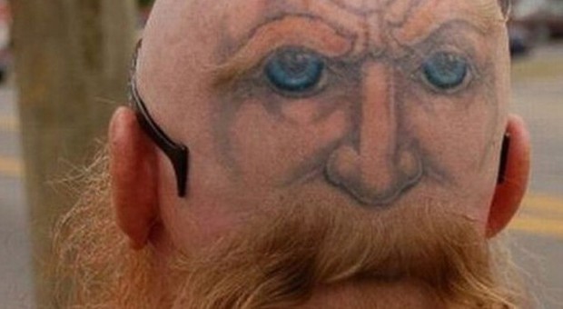 Ragni sul naso e la cipolla sotto l'ascella: ecco i tatuaggi più brutti del mondo