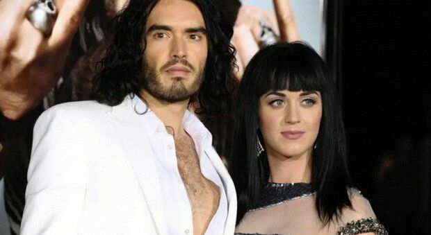 Russell Brand, l'attore ed ex marito di Katy Perry accusato di stupro da 4 donne. Lui si difende: ««Ero molto promiscuo, ma rapporti consensuali»