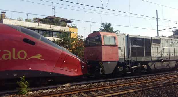 Firenze, treno guasto fermo in stazione: ritardi e disagi su tutte le linee (foto De Rossi)
