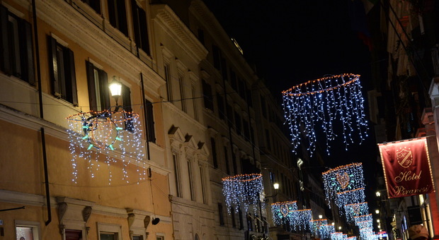 Roma, via del Babuino si accende con le luminarie di Natale