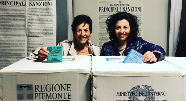 Mamma e figlia candidate sindaco una contro l'altra alle elezioni: la foto alle urne insieme col sorriso