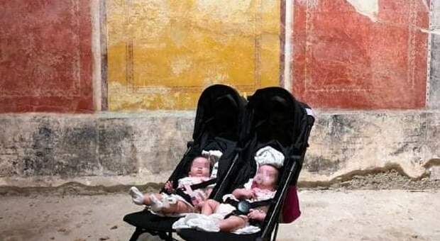 Due baby turisti fanno impazzire i social: i gemelli neonati ammaliati dagli affreschi di Pompei