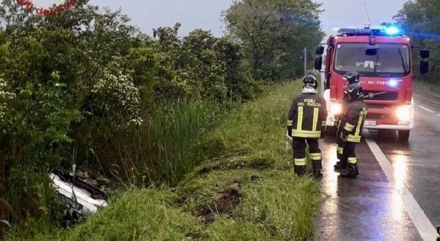 Paura a Chioggia, perde il controllo dell'auto e si cappotta nel fossato: due feriti