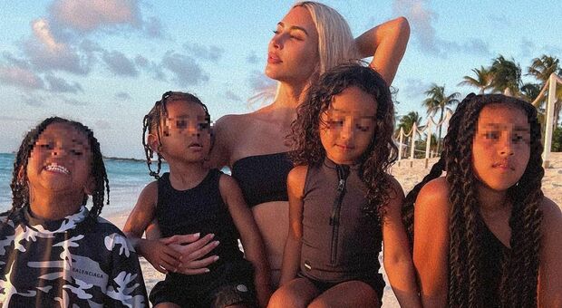 Kim Kardashian: «Piango tutte le sere fino ad addormentarmi, quanto è difficile crescere da sola 4 figli»