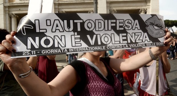 Roma, donne in corteo davanti al Campidoglio: «Non alla chiusura dei centri antiviolenza»
