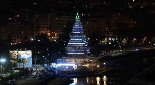 Napoli, è già Natale: De Magistris accende Nalbero