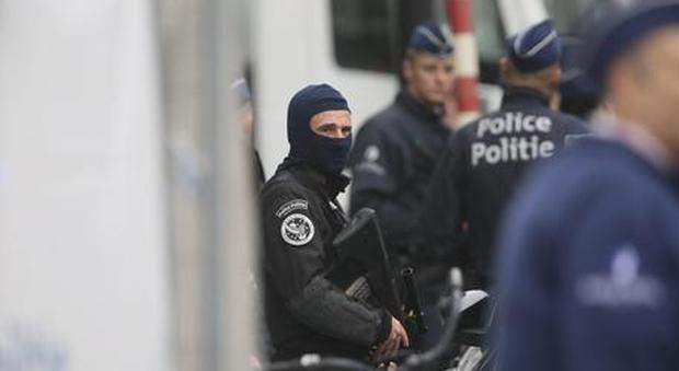 Sparatoria nel centro di Bruxelles: due feriti, caccia a un commando di 6 persone