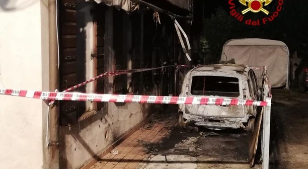 Fiat Panda prende fuoco in garage nella notte: evacuato tutto il condominio Foto