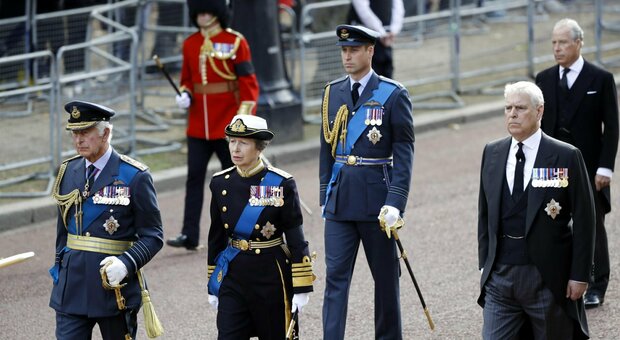 Regina Elisabetta, da oggi la camera ardente a Westminister: in fila per 35 ore, ma solo la metà riuscirà a vederla