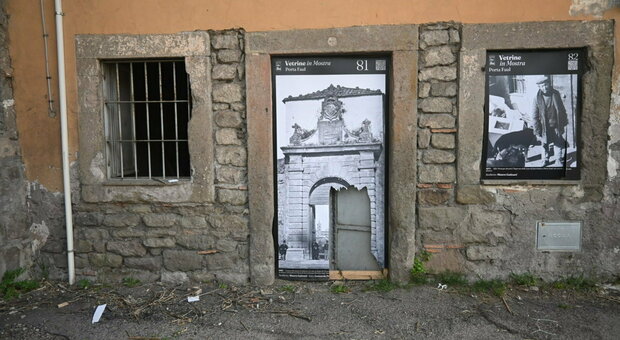 Centro storico, distrutte dai vandali le «Vetrine in mostra» e il pannello dedicato ad Alfio