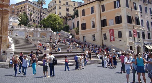 Roma, tentano di clonare il bancomat di piazza di Spagna: arrestati 3 bulgari