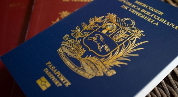 "Mancano carta e inchiostro": il governo proroga di due anni i passaporti scaduti
