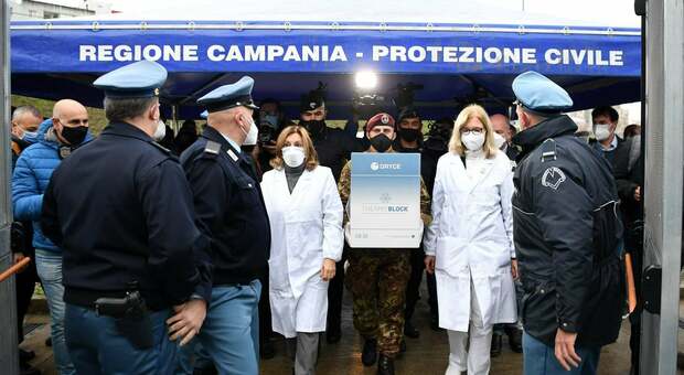 Vaccino Covid, è V-Day in Campania, De Luca: «In simultanea somministrate 100 dosi»