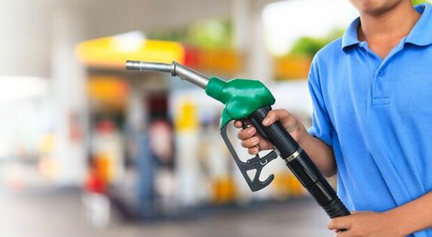 Benzina, in un anno l'aumento è del 46%. Per il diesel rincaro del 60%