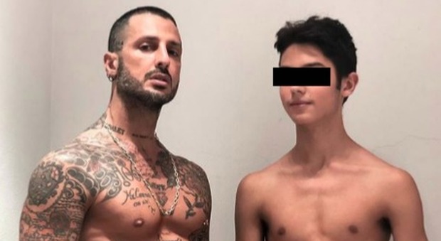 Fabrizio Corona e la foto a tordo nudo con Carlos Maria: «Di padre, in figlio». Ma il commento di Nina Moric spiazza tutti