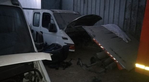 Scoperto deposito di furgoni rubati in un capannone di Scafati