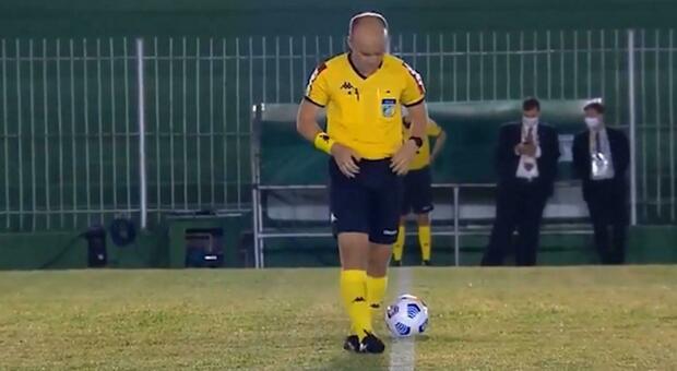 In Brasile arbitro urina in campo, la difesa: «È incontinente»