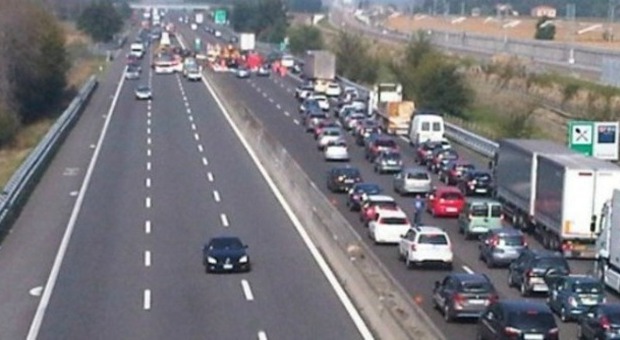 Incidente sulla A1 tra mezzi pesanti, un morto. Traffico in tilt: «Code fino a 9 chilometri»