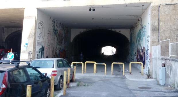 Napoli, degrado sotto il ponte di Gianturco trasformato in ricovero per senzatetto