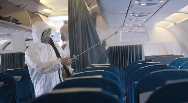 Coronavirus, voli cancellati e disdette: tagliano Lufthansa e Ryanair. E negli hotel 90% di rinunce