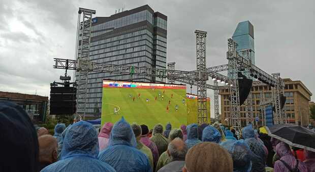 Il governo georgiano mette dei maxi schermi per assistere alla partita Napoli Salernitana, ma è una mossa politica