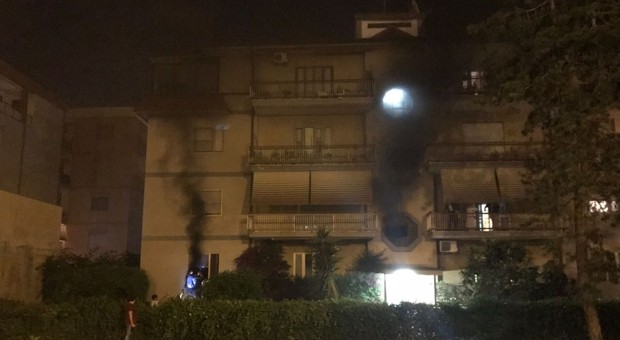 Incendio in via Pontinia, evacuato un palazzo