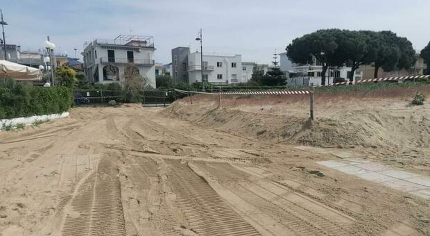 La duna viene sbancata durante i lavori: il Comune ordina l’immediato ripristino