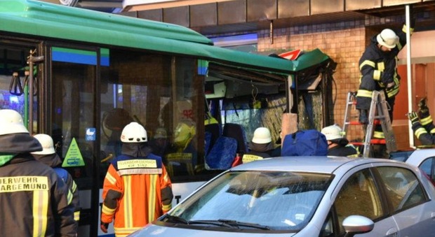 Germania, scuolabus si schianta contro un edificio: feriti 43 bambini