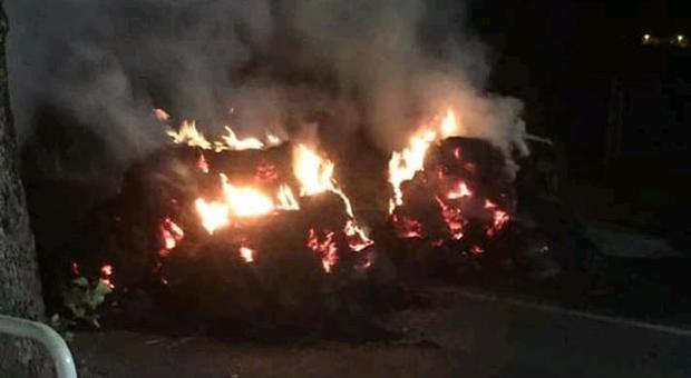 Colpo in gioielleria: bloccano Salaria con auto in fiamme. Caccia a 5 banditi
