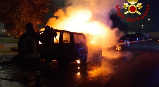Notte di fuoco nel Salento: incendiate tre auto e un furgone