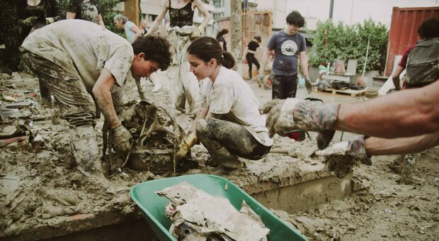 Volontari al lavoro a Faenza dopo l'alluvione del 25 maggio 2023