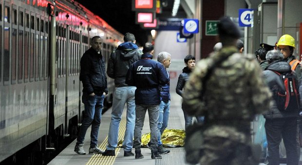Torino, 15enne morta sotto il treno: lo zaino non si è impigliato, non si esclude il suicidio