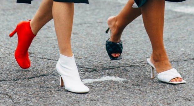 Le scarpe si indossano spaiate: il nuovo trend è a prova di Carrie Bradshaw