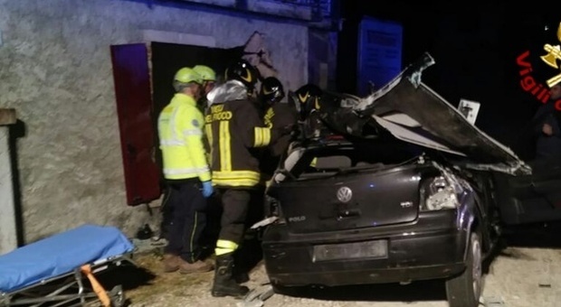 Treviso, auto sfonda muro e piomba nel soggiorno: due feriti