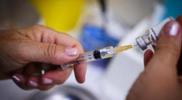 Influenza, somministrata a Napoli la prima dose di vaccino