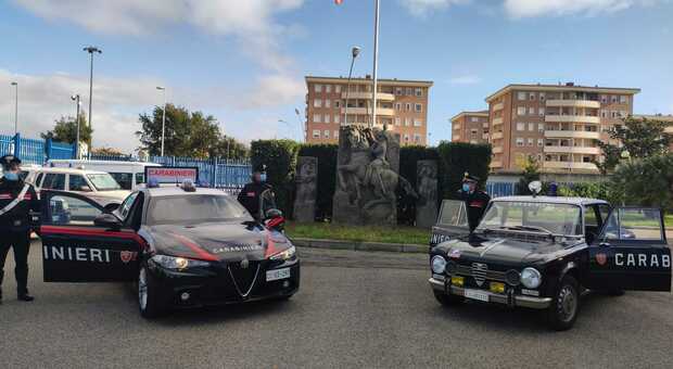 La nuova Alfa insieme alle storiche auto nel piazzale del comando provinciale