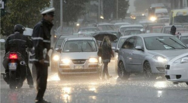Temporale a Roma, pioggia sulla città dopo l'allerta gialla: attesi venti forti e altre precipitazioni